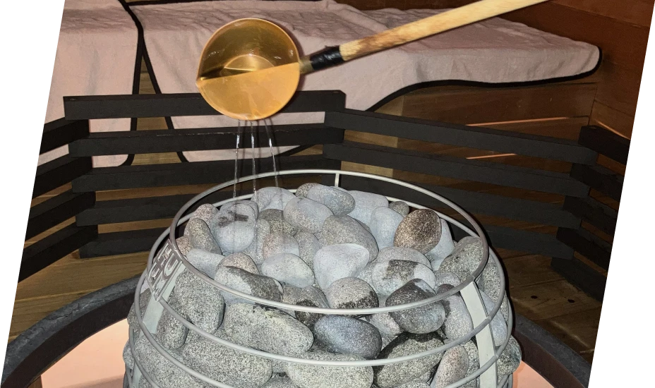 セルフでサウナストーンに水を注ぐ様子